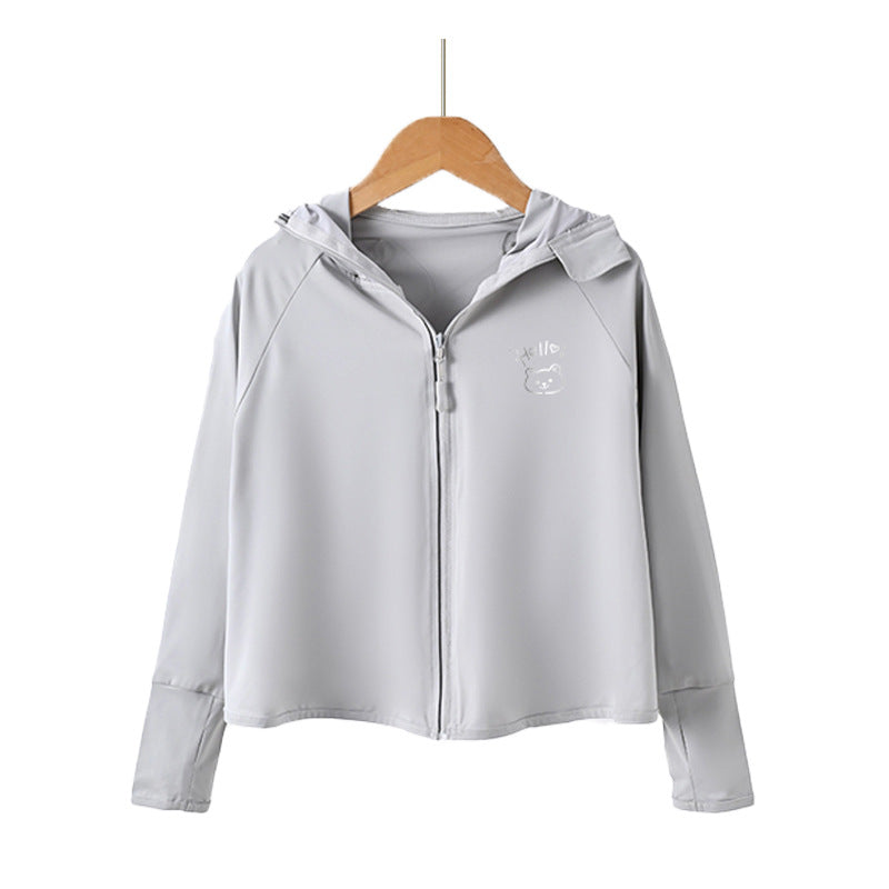 Damen leichte Sportjacke mit Kapuze und dezentem Motiv Drune