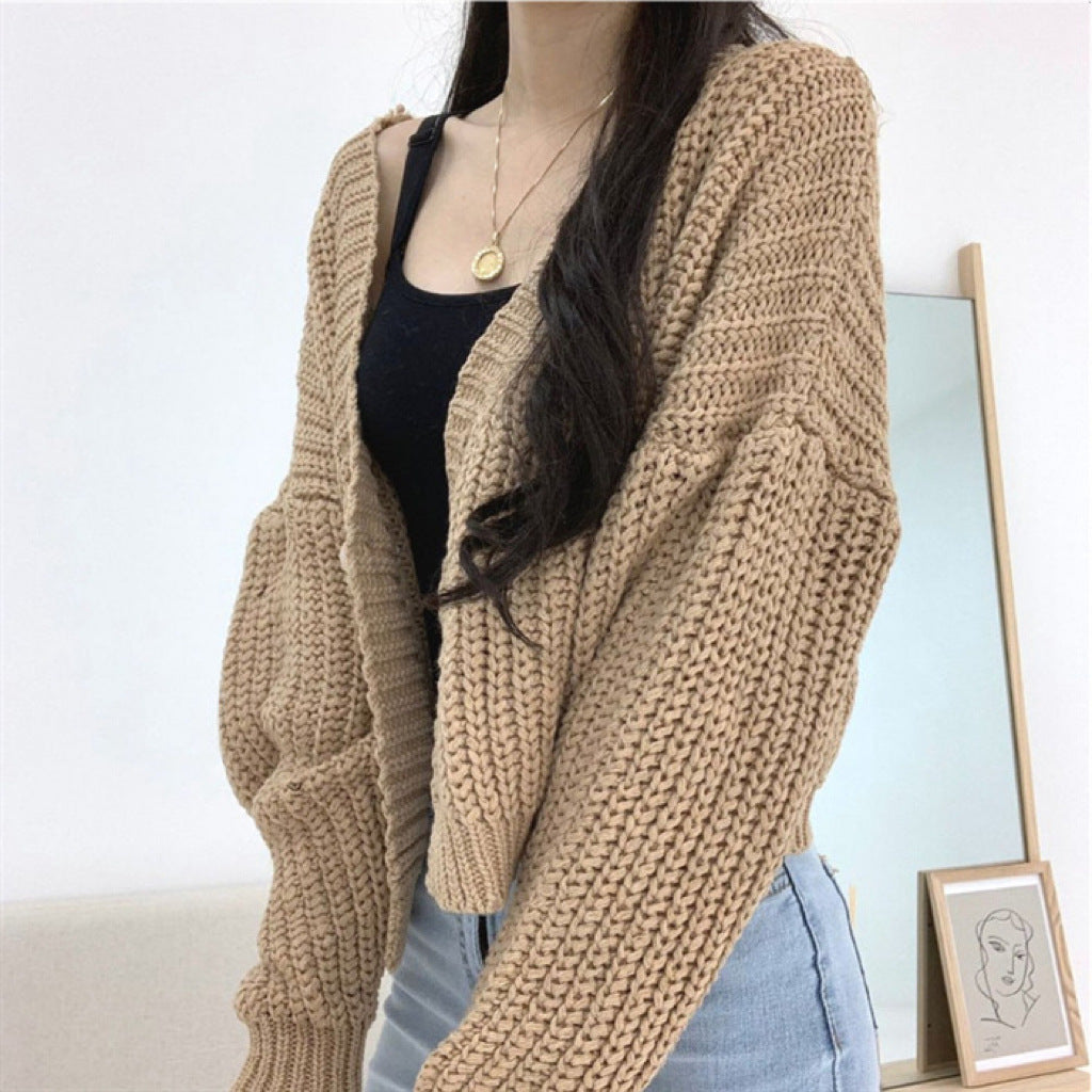 Damen kurze Strickjacke mit tiefem V-Ausschnitt und besonderen Knopfdetails Drune