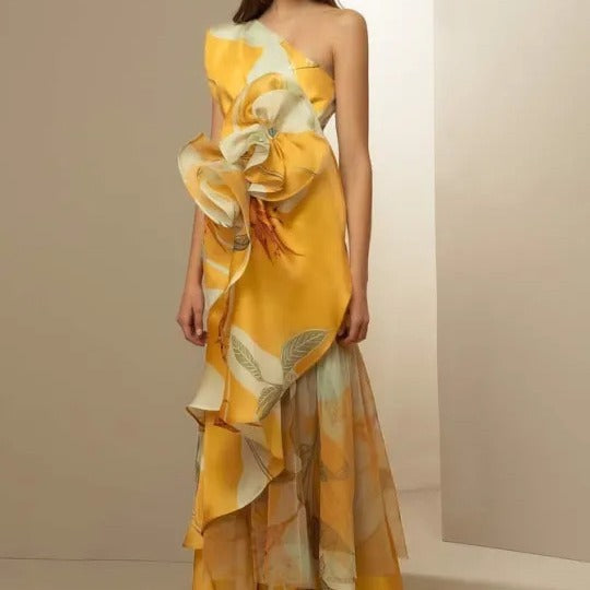 Damen elegantes asymmetrisches Abendkleid mit fließendem Rock und auffälligen Rüschendetails Drune