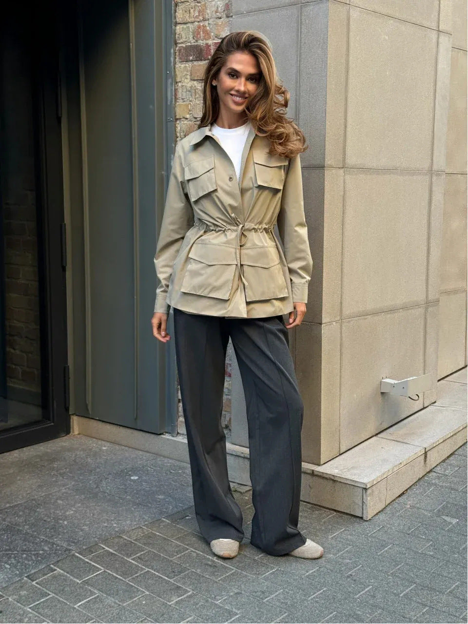 Damen modische Utility-Jacke mit verstellbarem Taillenzug und aufgesetzten Taschen Drune
