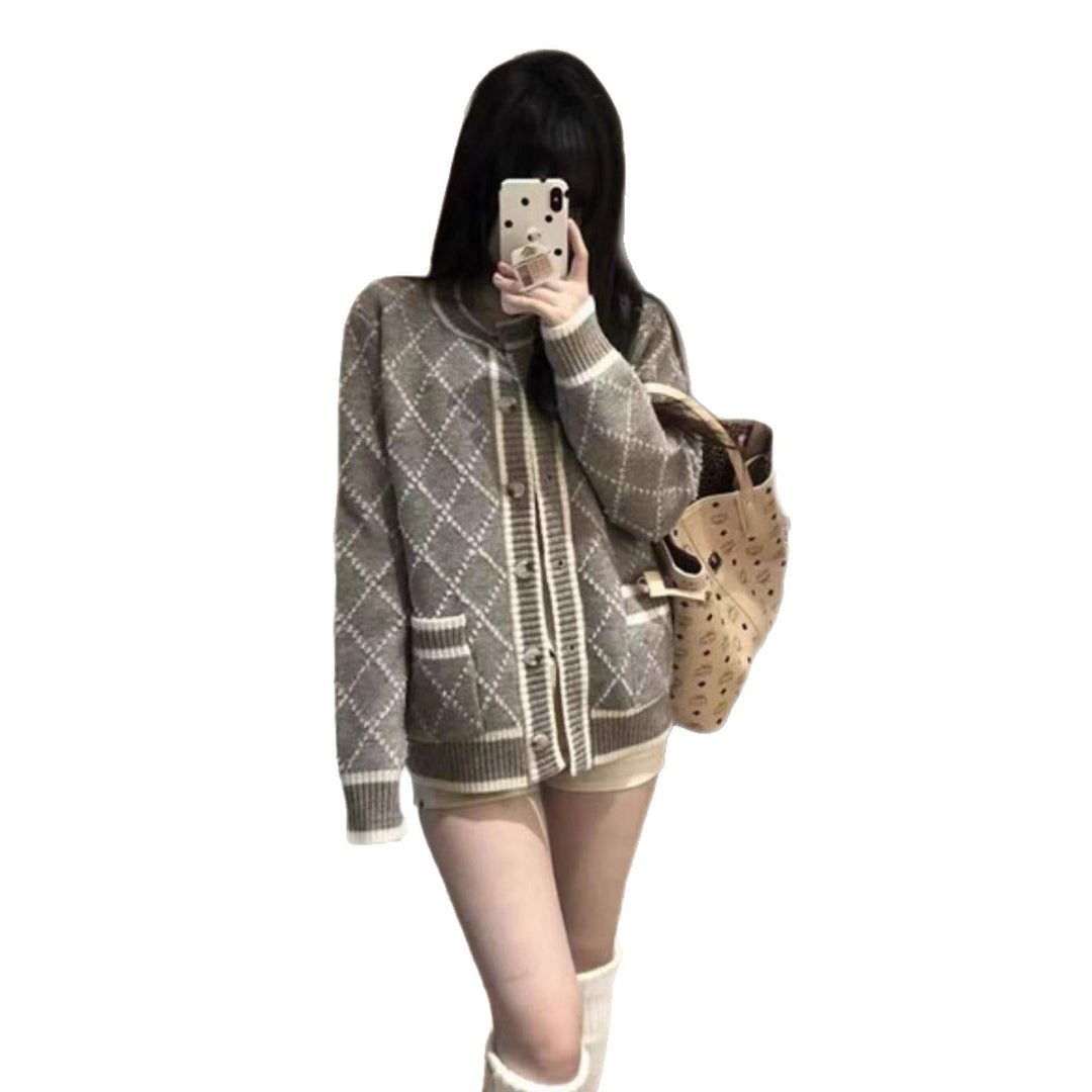 Damen modischer Strickcardigan mit eleganter Rautenmusterstruktur und goldenen Knöpfen Drune