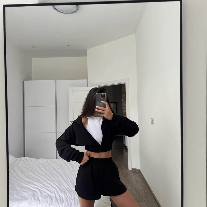Damen Sportliches Freizeit-Set mit trendy cropped Jacke und Shorts Drune