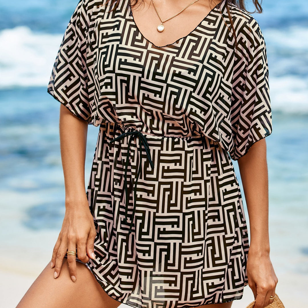 Damen Strandkleid mit stilvollem Bindegürtel und modernem Grafikdesign Drune