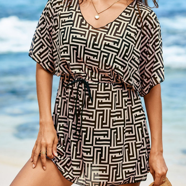 Damen Strandkleid mit stilvollem Bindegürtel und modernem Grafikdesign Drune