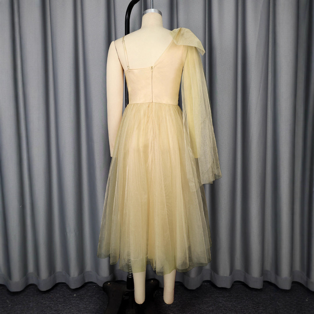 Damen glamouröses Cocktailkleid mit voluminösem Überwurf und floralen Akzenten Drune