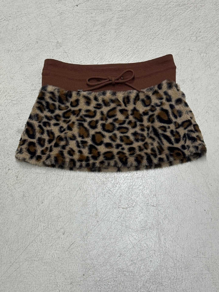 Damen eleganter Minirock aus fellartigem Material mit Modellknopf und Taillenband Drune