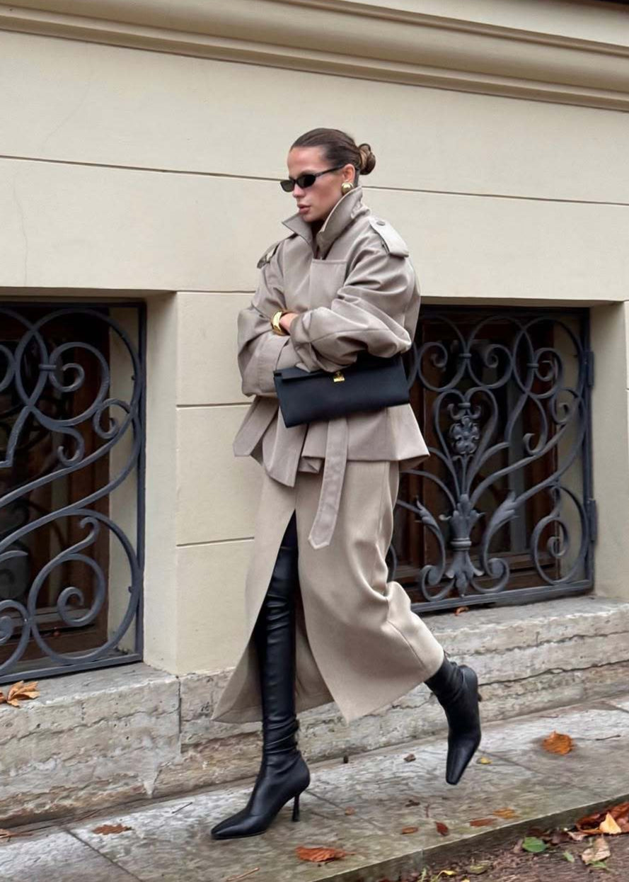 Drune | Gürtelter cropped Trenchcoat