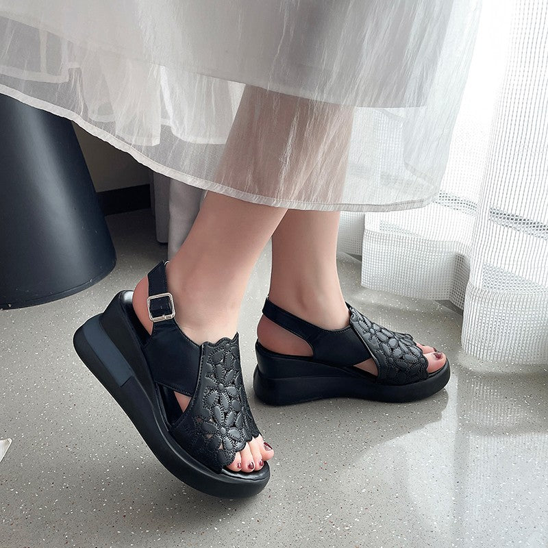 Damen nan Keilsandale mit floraler Laserperforation gepolsterter anatomischer Innensohle und verstellbarem Fersenriemen Drune