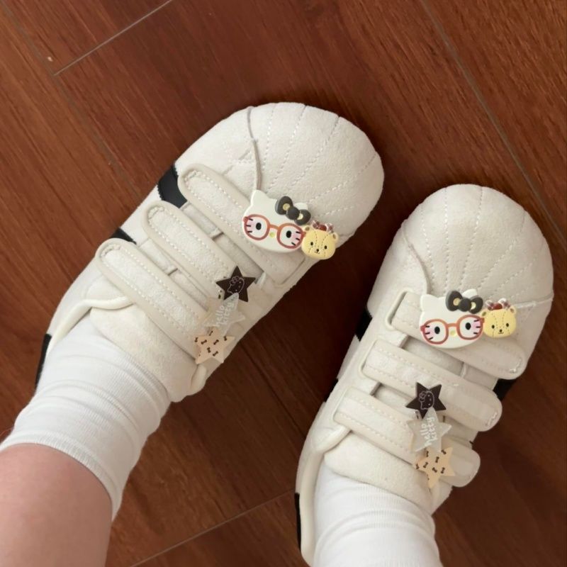 Damen Sneaker mit verstellbarem Klettverschluss und verspielten Applikationen Drune