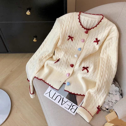 Damen Strickjacke mit Zopfmuster und verspielten Verzierungen Drune