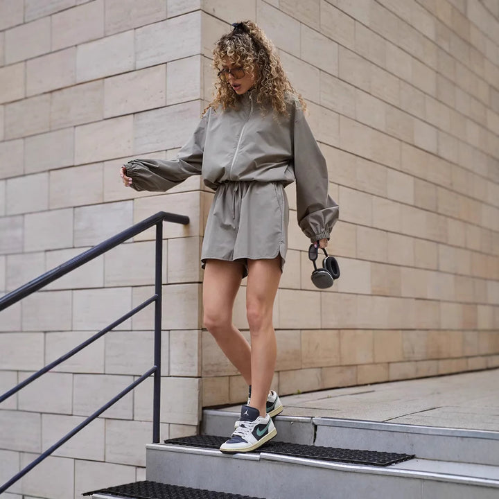 Damen modisches Sportset mit blousonartiger Jacke und lässigen Shorts Drune