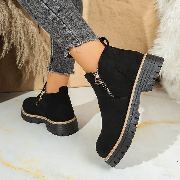 Damen nan knöchelhohe Wildlederimitat-Stiefelette mit seitlichem Reißverschluss, Zuglasche und robust profilierter Gummisohle Drune