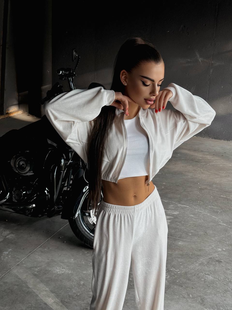 Damen sportliches Set mit cropped Jacke und weiten Hosen Drune