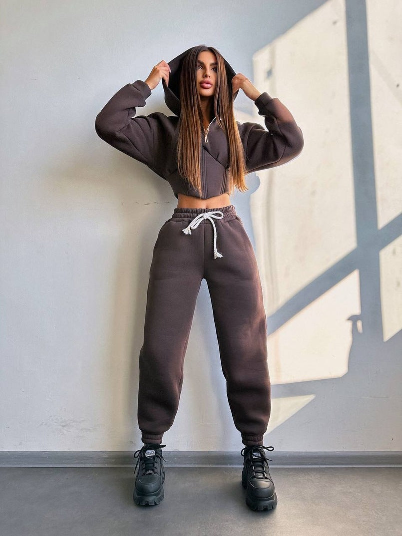 Damen Sportoutfit mit trendiger cropped Jacke und modischen Jogginghosen Drune