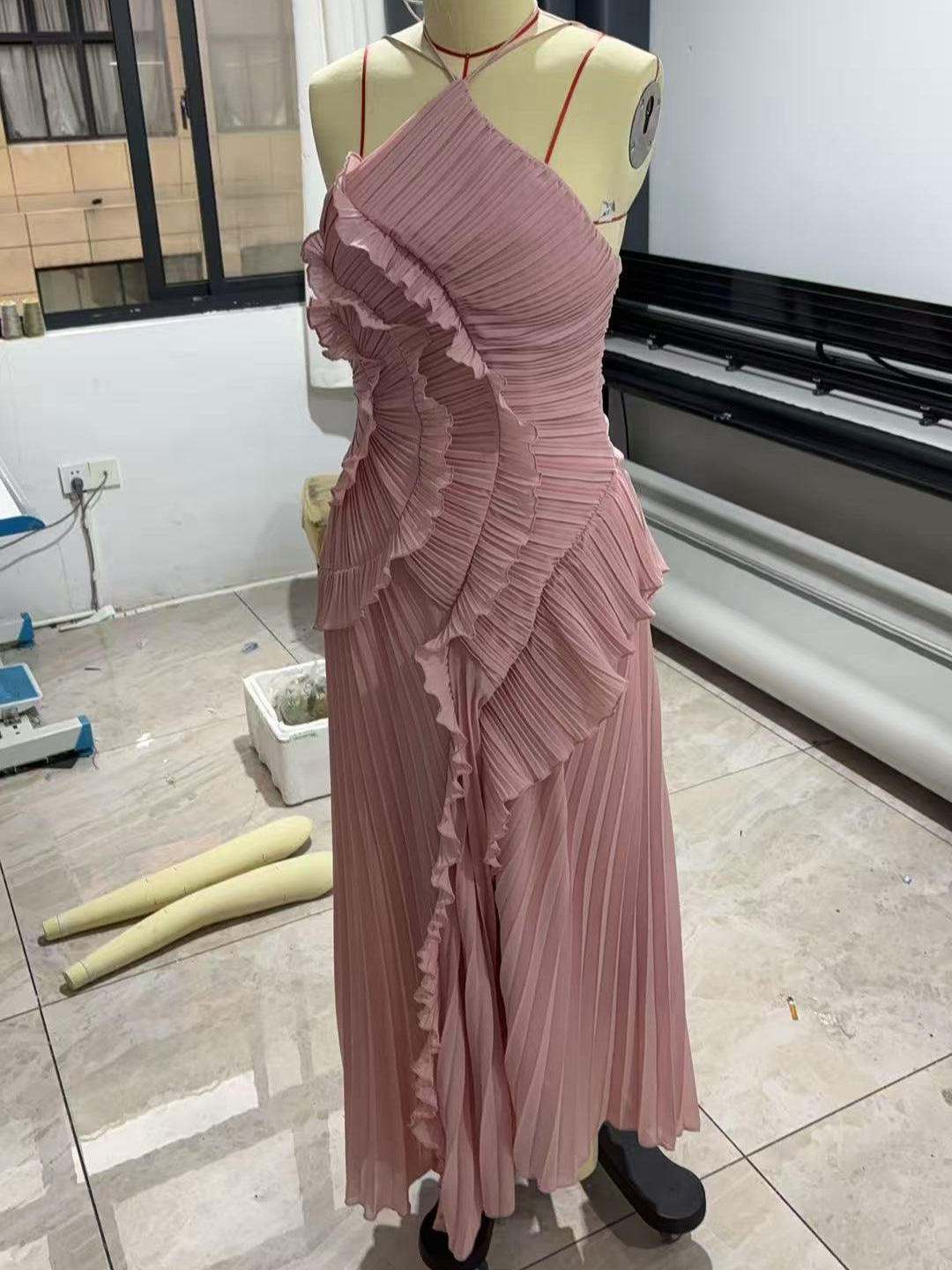 Damen Elegantes plissiertes Maxikleid mit asymmetrischem Design Drune
