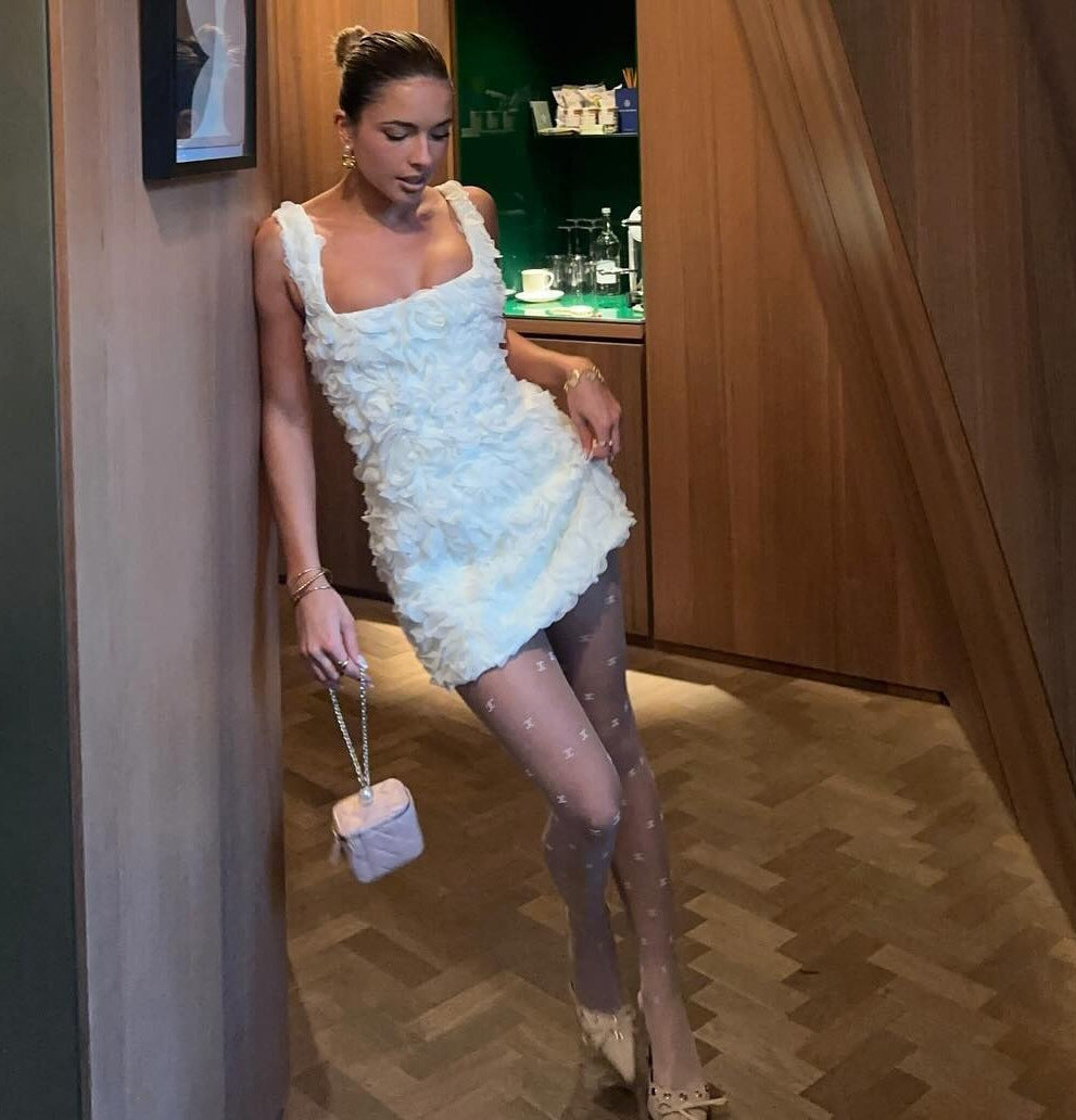 Damen Minikleid mit strukturierten Blumenapplikationen und verführerischem Ausschnitt Drune