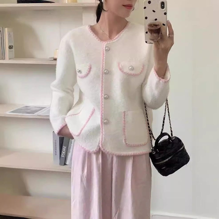Damen Elegante Strickjacke mit perlenverzierten Taschen und femininen Akzenten Drune