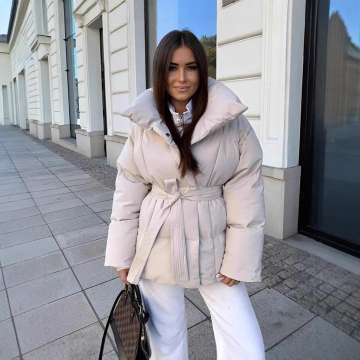 Drune | Gepolsterte Damen Pufferjacke mit Gürtel und Hochkragen