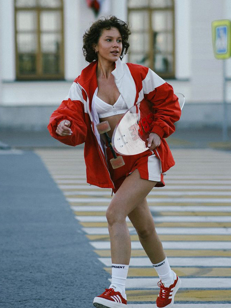 Damen sportliches Freizeit-Set mit cropped Oberteil und leichter Kurzjacke