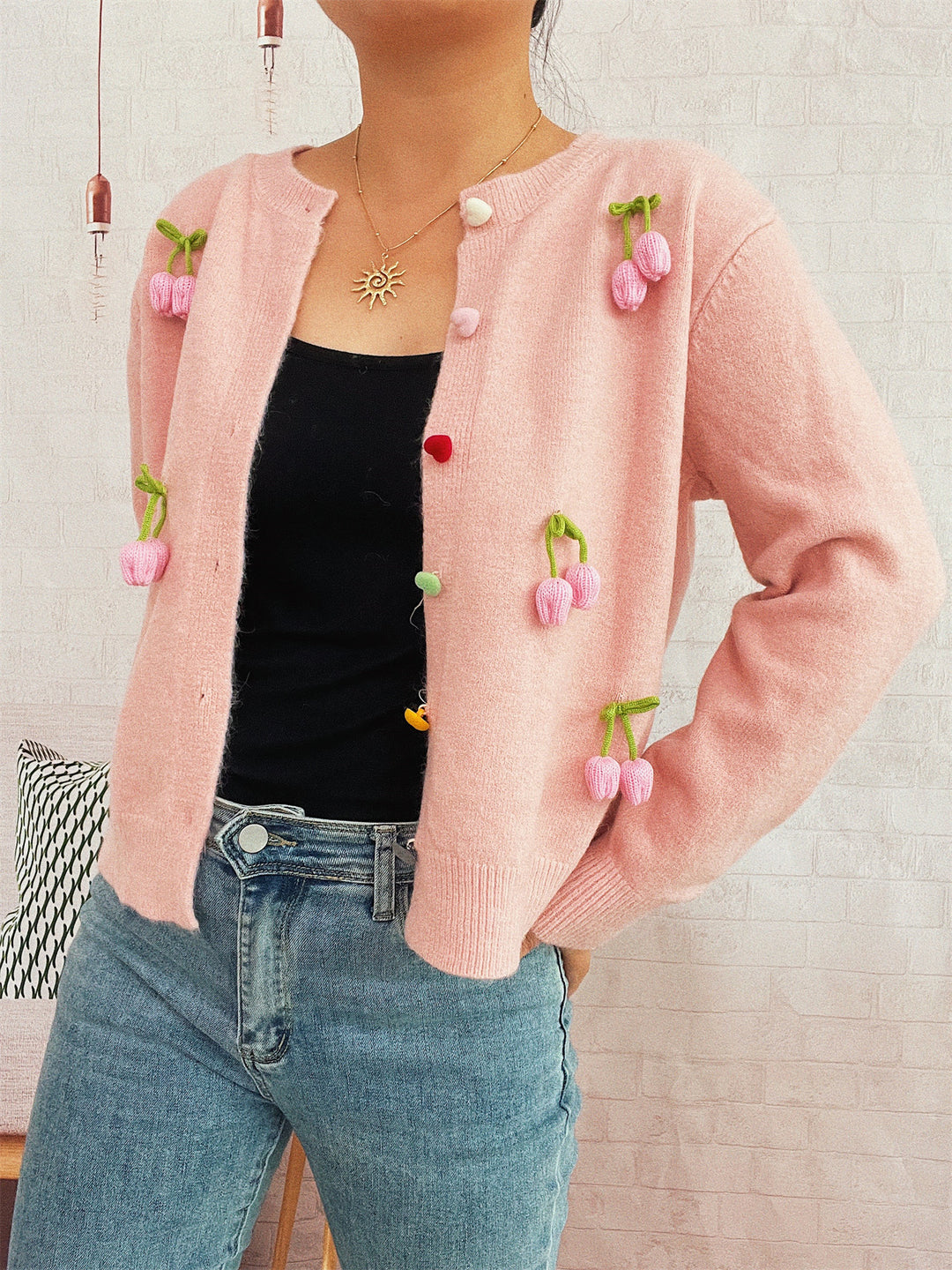 Damen Strickjacke mit floralem Design und farbenfrohen Knopfdetails Drune