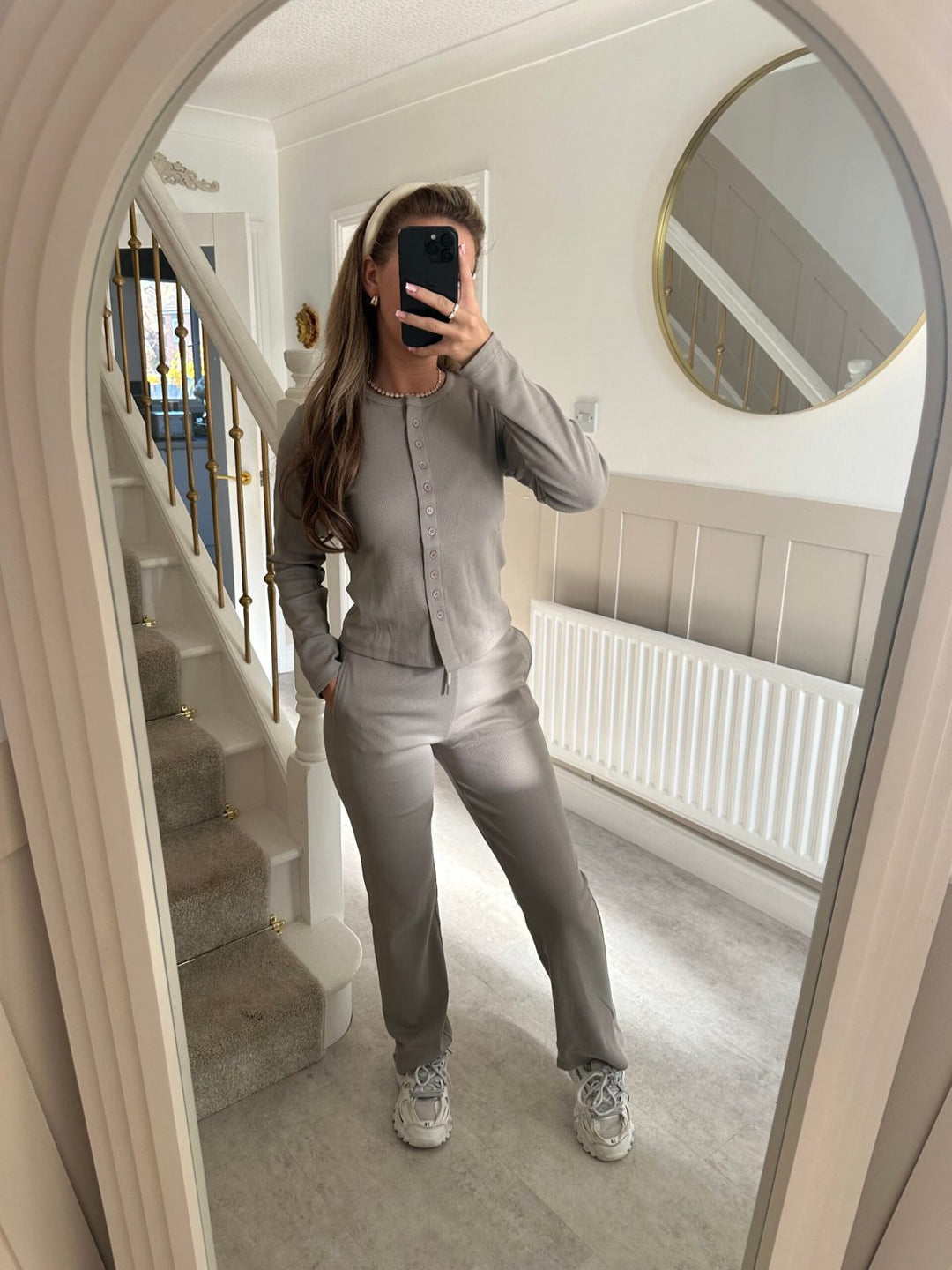 Damen gemütlicher Strickanzug mit Knopfdetails und elegantem Design Drune