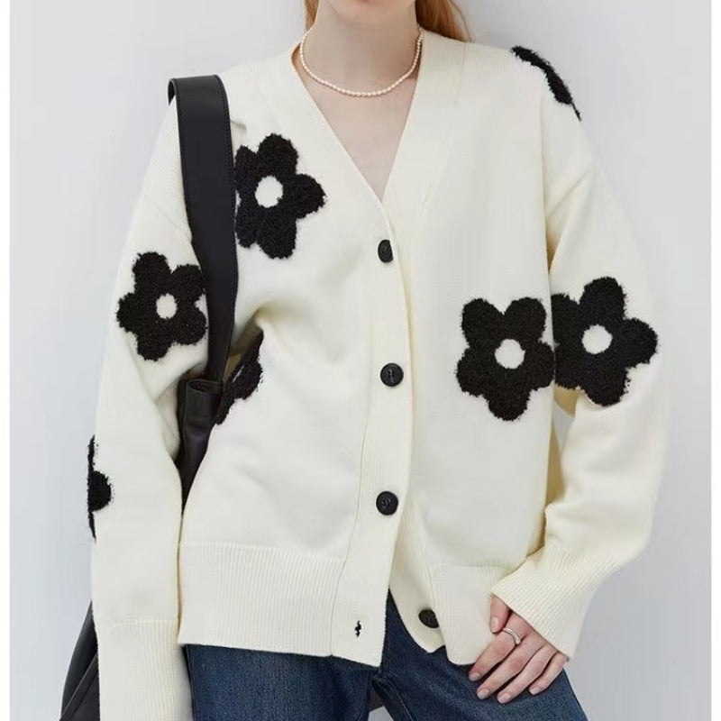Damen Strickjacke mit Blumenapplikationen und dezentem V-Ausschnitt Drune