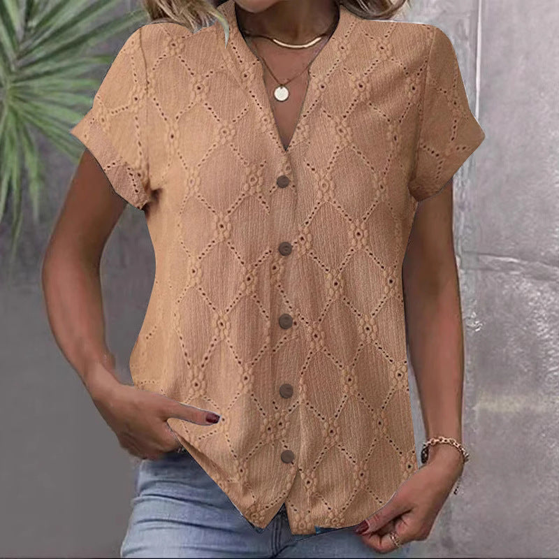 Damen Kurzarmbluse mit dekorativem Lochmuster und eleganter Knopfleiste Drune