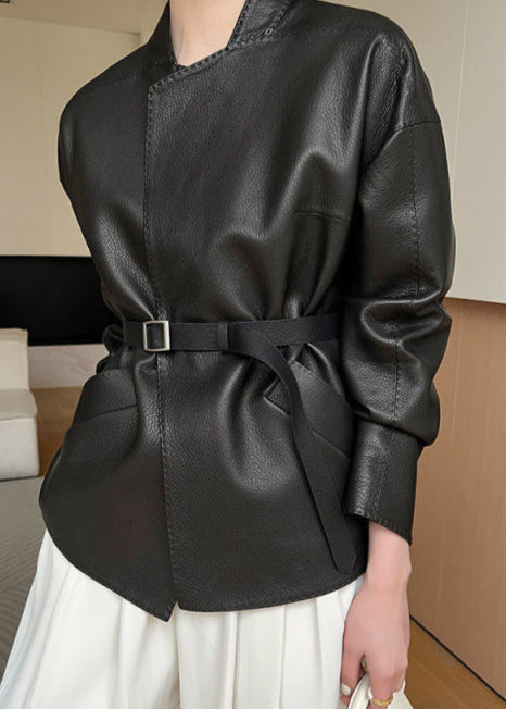 Drune | Gürtelte Kunstlederjacke – Minimalistisches Wickeldesign