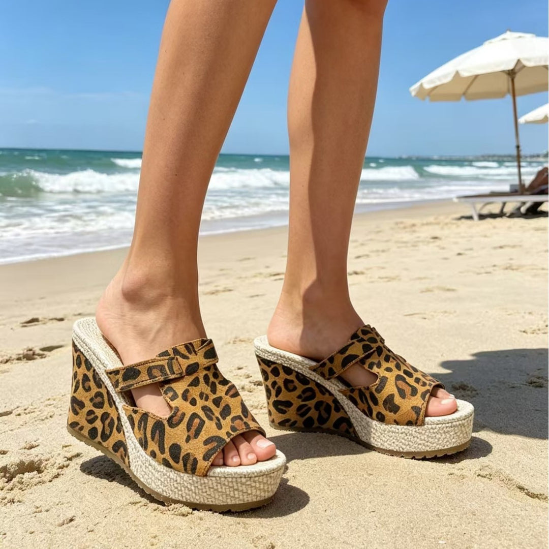Drune-Sandalen mit Doppel-Schnalle und Leopardenmuster