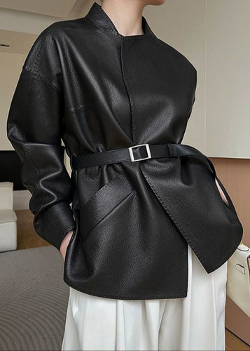Drune | Gürtelte Kunstlederjacke – Minimalistisches Wickeldesign