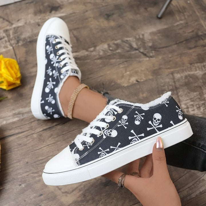 Damen lässiger Plateausneaker mit Totenkopf-Print, fransigem Canvasrand und verstärkter Zehenkappe Drune