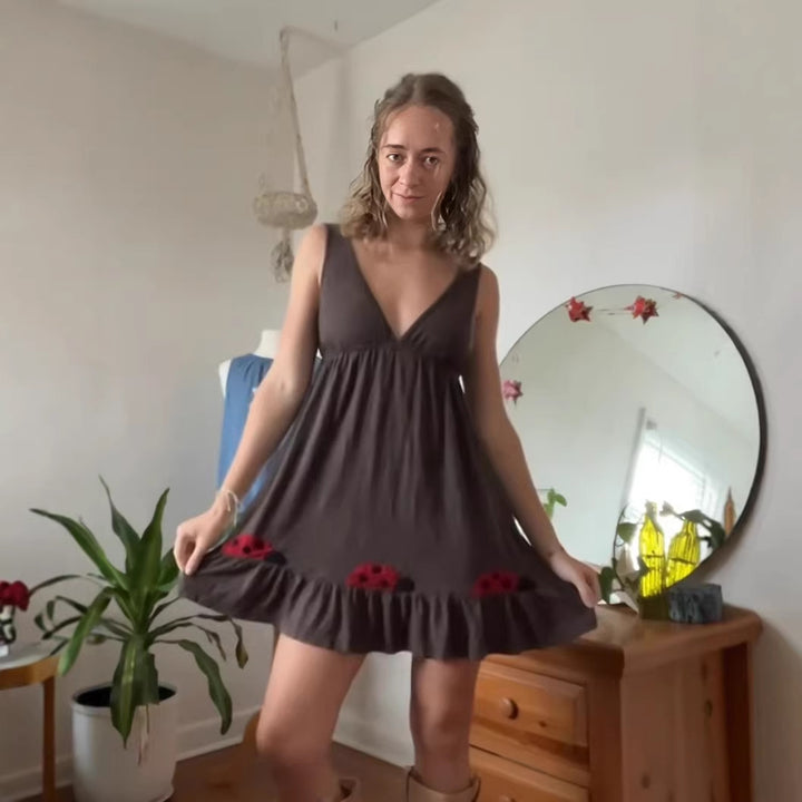 Damen nan kurzes Trägerkleid mit tiefem V-Ausschnitt, Empire-Taille und Marienkäfer-Stickerei Drune