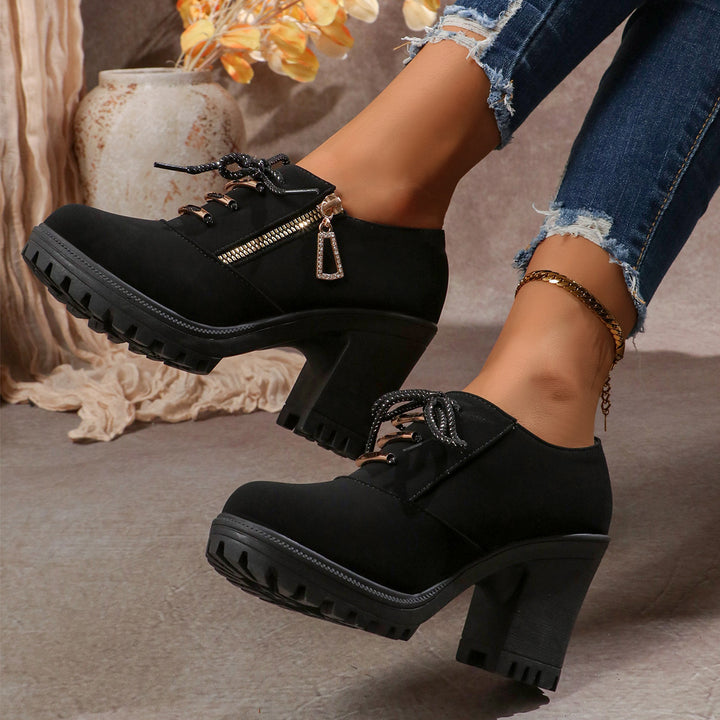 Damen nan elegante Schnür-Booties mit robustem Profilabsatz, seitlichem Reißverschluss und dekorativem Anhänger Drune