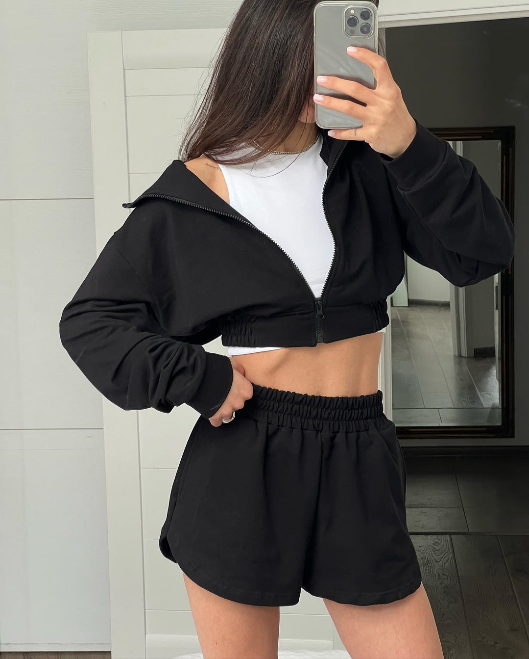 Damen Sportliches Freizeit-Set mit trendy cropped Jacke und Shorts Drune