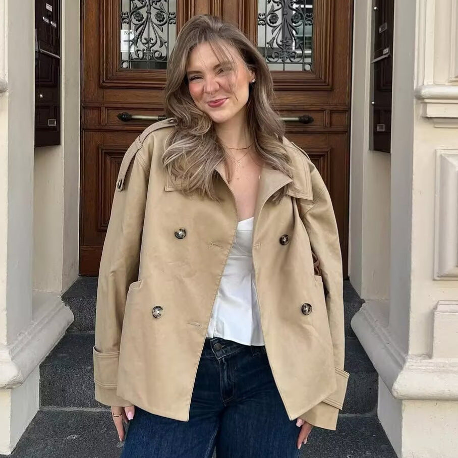 Damen nan kurz geschnittener doppelreihiger Trenchcoat mit Schulterpatten und aufgesetzten Klappentaschen Drune