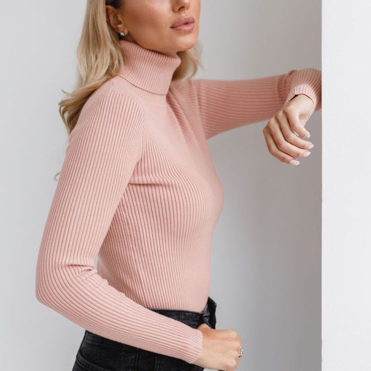 Damen Enganliegender Rollkragenpullover aus ribbelndem Strick Drune