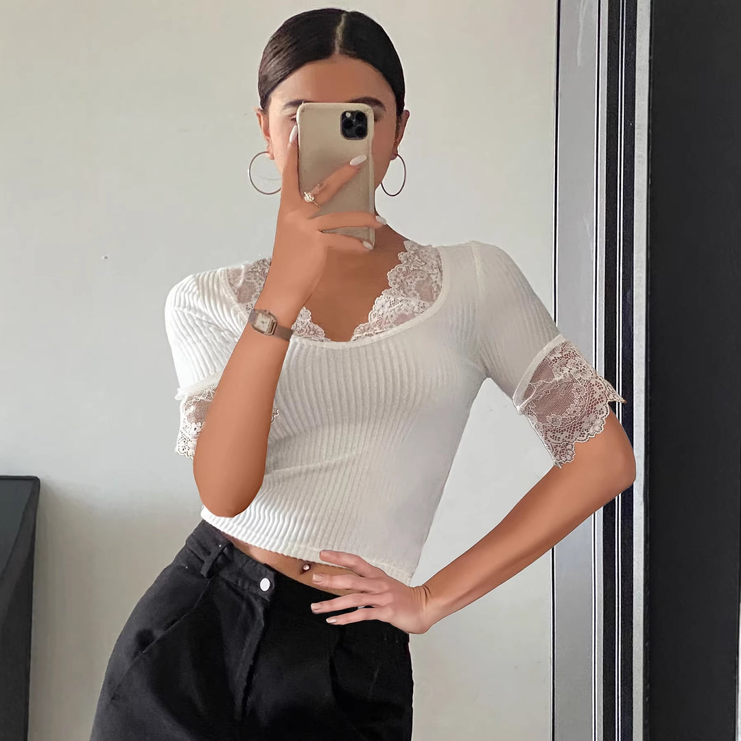Damen Kurzarm-Bluse mit Spitzenärmel und dekorativem V-Ausschnitt Drune