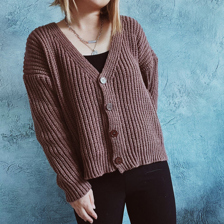 Damen kuschelige Strickjacke mit modernen Knopfdetails und weitem Schnitt Drune