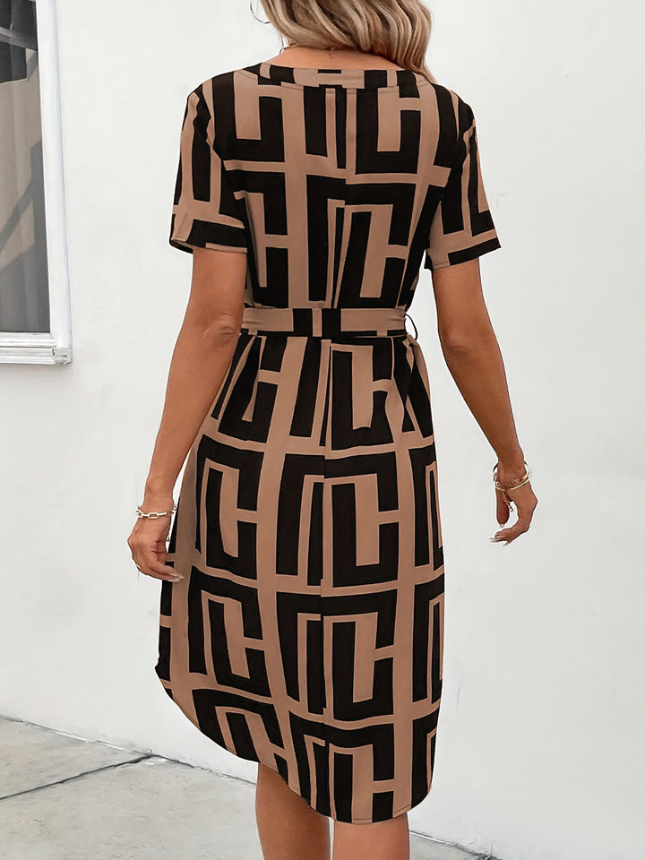 Damen Kleid mit modernem geometrischen Muster und taillierbarem Gürtel Drune
