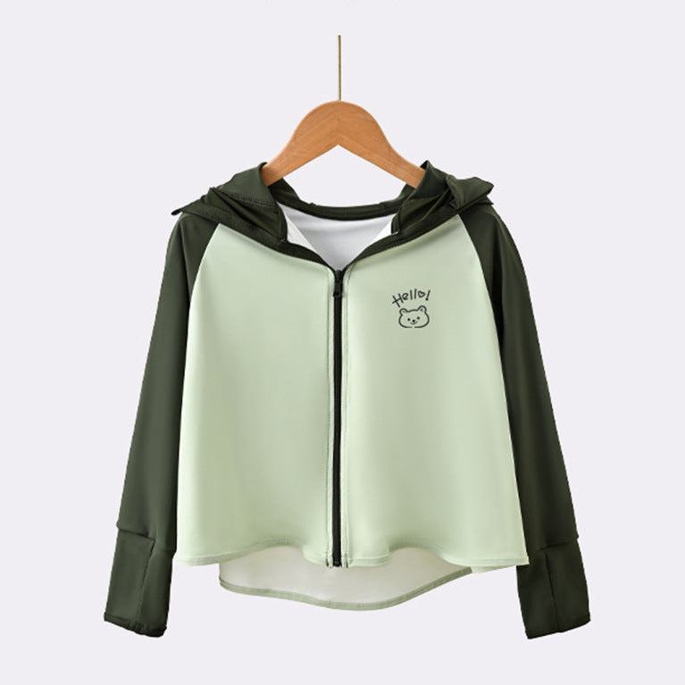 Damen leichte Sportjacke mit Kapuze und dezentem Motiv Drune