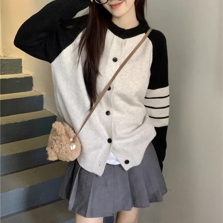 Damen komfortable Strickjacke mit kontrastierenden Ärmeln und Knopfverschluss Drune