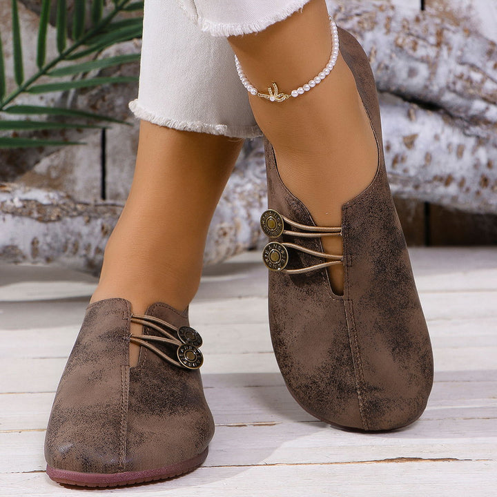 Damen  flache Slipper-Pantoletten aus Wildlederoptik mit elastischer Schnürung und dekorativem Zierknopf Drune