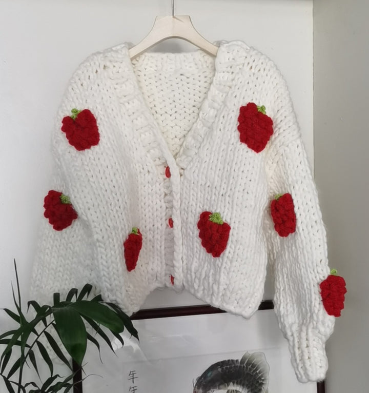 Damen Kuscheliger Strickjacke mit fröhlichem Erdbeermuster und Knopfdetails Drune