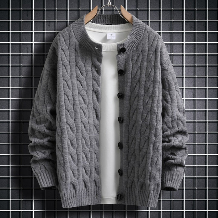 Herren Strickjacke mit modernem Zopfmuster und durchgehendem Knopfverschluss Drune