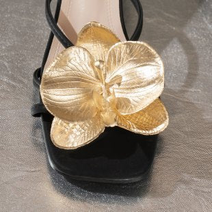 Damen elegante Riemensandaletten mit floralen Applikationen und glänzenden Goldakzenten Drune