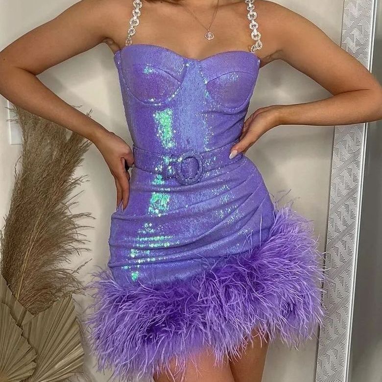 Damen Elegantes Partykleid mit schmückenden Federn und glänzendem Detail Drune