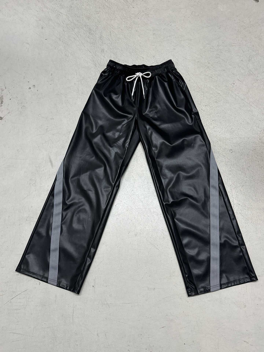 Damen nan weite Kunstleder-Trackpants mit elastischem Bund, Tunnelzug und seitlichen Streifen Drune