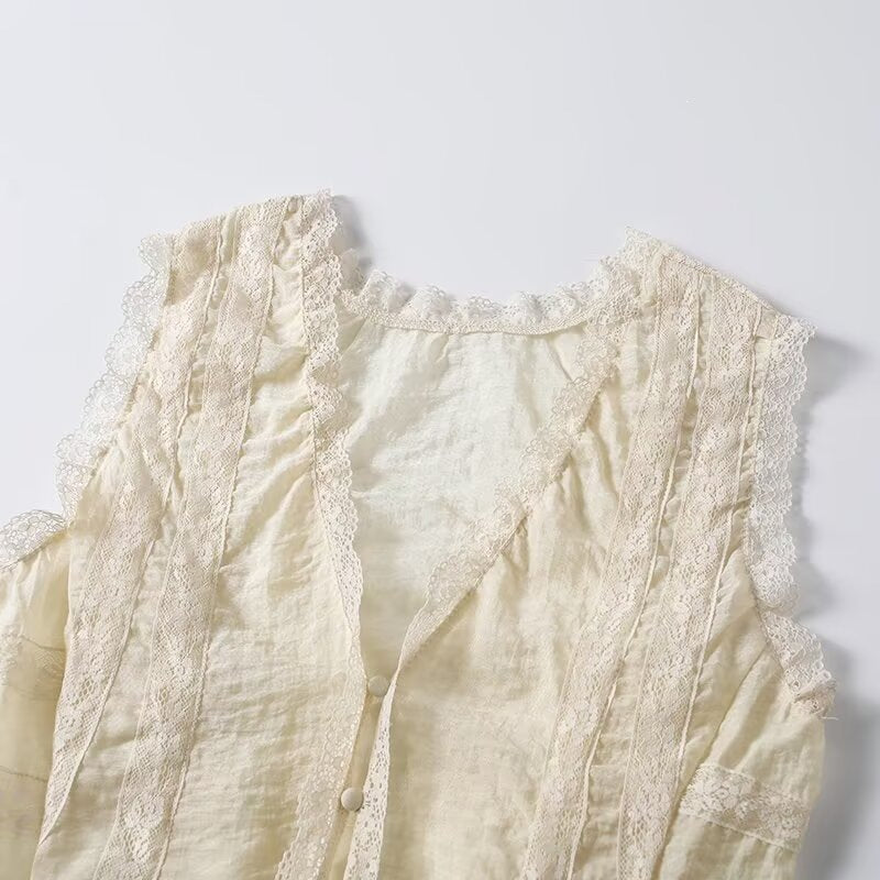 Damen-Spitzenoberteil mit eleganten Rüschendetails und Knopfverschlüssen Drune