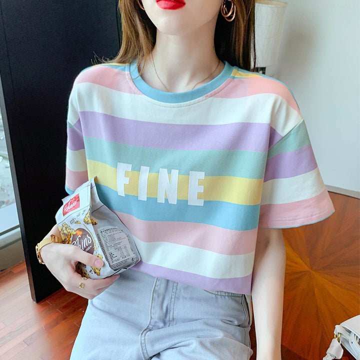 Damen T-Shirt mit buntem Streifenmuster und kreativem Schriftzug Drune