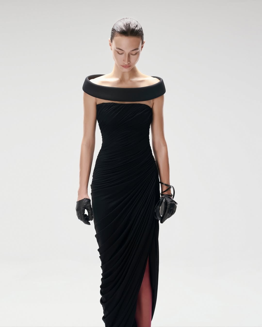 Damen Elegantes, schulterfreies Maxikleid mit raffinierten Drapierungen und hohem Schlitz Drune